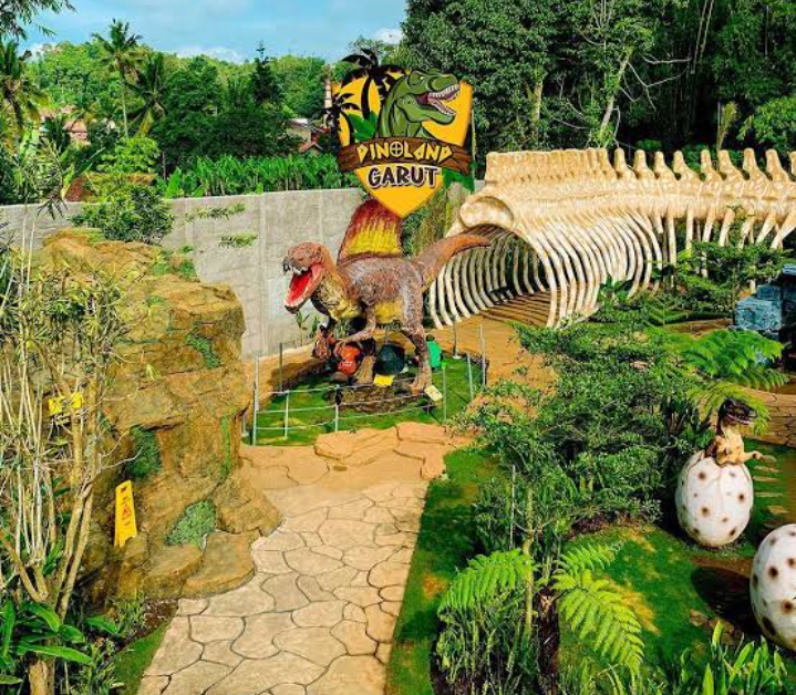 Pengunjung dibuat seolah menelusuri jejak dinosaurus sambil mendengar suara gemuruh dari berbagai sudut.