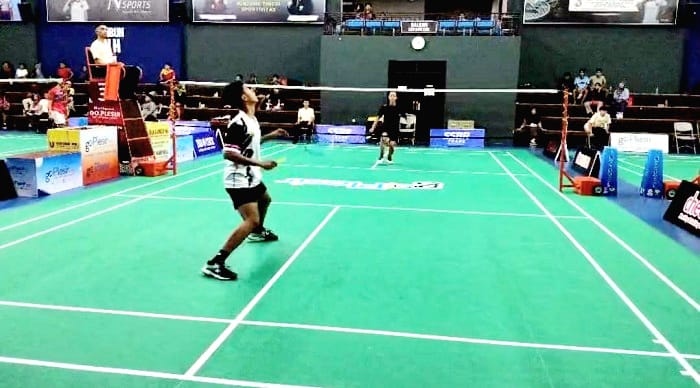 MENANG: Maxel Arif Rivaldo (kaus putih) bertanding melawan pebulu tangkis asal Mojokerto, di GOR Uraha Badminton Hall, Kabupaten Malang, Rabu (19/11). (MAXEL ARIF RIVALDO UNTUK JPRM)