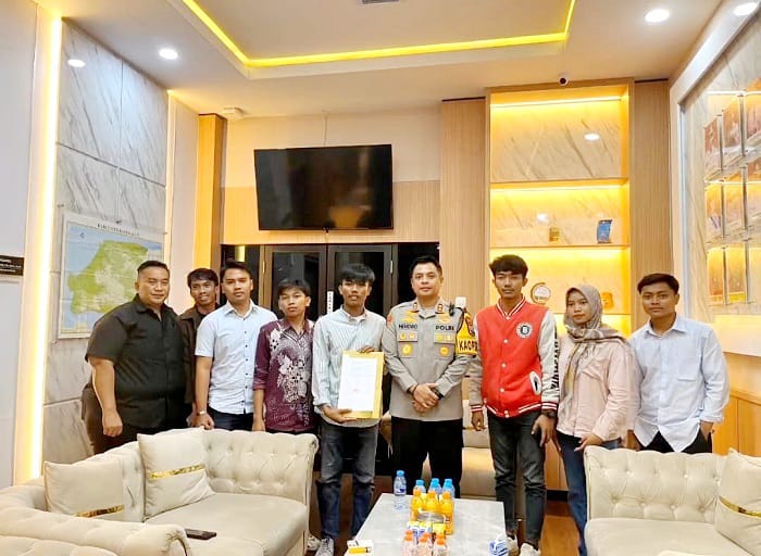 MINTA KEJELASAN: Sejumlah pemuda datangi Mapolres Bangkalan pertanyakan perkembangan penanganan pemerkosaan, Selasa (18/11). (JUNAIDI UNTUK JPRM)