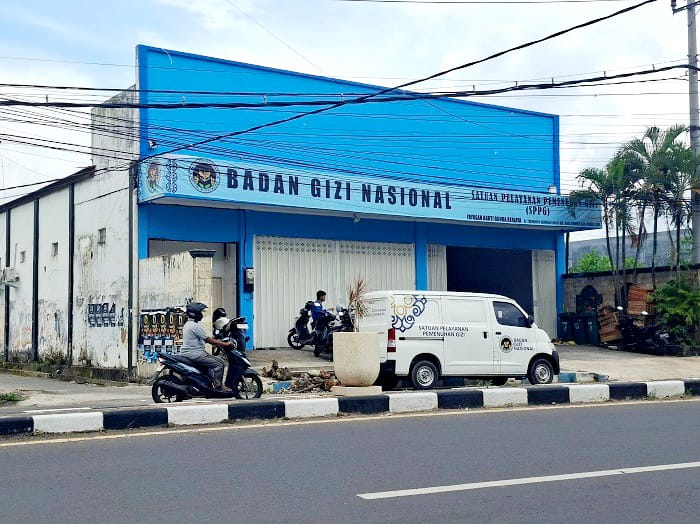 DIPARKIR: Mobil SPPG parkir di depan dapur MBG Yayasan Bakti Bunda Berjaya, Jalan Trunojoyo, Kecamatan Kota Sumenep, Rabu (19/11). (MOH. LATIF/JPRM)
