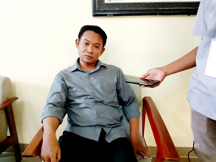 HUKUM: Terpidana Makki saat diwawancara di Pengadilan Negeri Sampang pada proses pembuktian perkara yang menyeretnya, Senin (14/11). (UBAIDILLAHIR RAIE/JPRM)