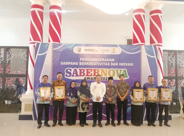 ABDI NEGARA: Bupati Sampang Slamet Junaidi berfoto bersama dengan penerima penghargaan OPD Inovatif Sabernova Award 2025 di Pendapa Trunojoyo Kamis (20/11).&nbsp;(UBAIDILLAHIR RAIE/JPRM)