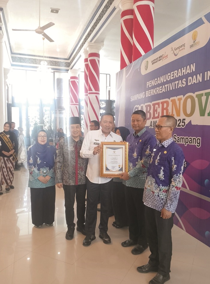 INOVATIF: Bupati Slamet Junaidi memberikan penghargaan kepada Inspektur Inspektorat Sampang Ariwibowo Sulistyo, penerima penghargaan OPD inovatif Sabernova Award 2025, di Pendapa Trunojoyo.