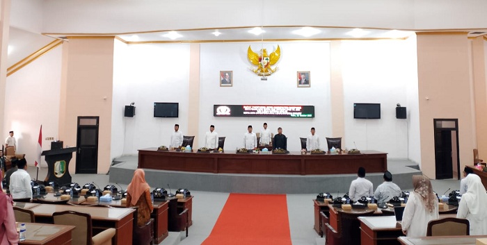 PARIPURNA: Bupati Sampang Slamet Junaidi didampingi Wabup Ahmad Mahfudz bersama pimpinan DPRD Sampang saat paripurna RAPBD TA 2026 di aula DPRD, Rabu (22/10). (UBAIDILLAHIR RAIE/JPRM)