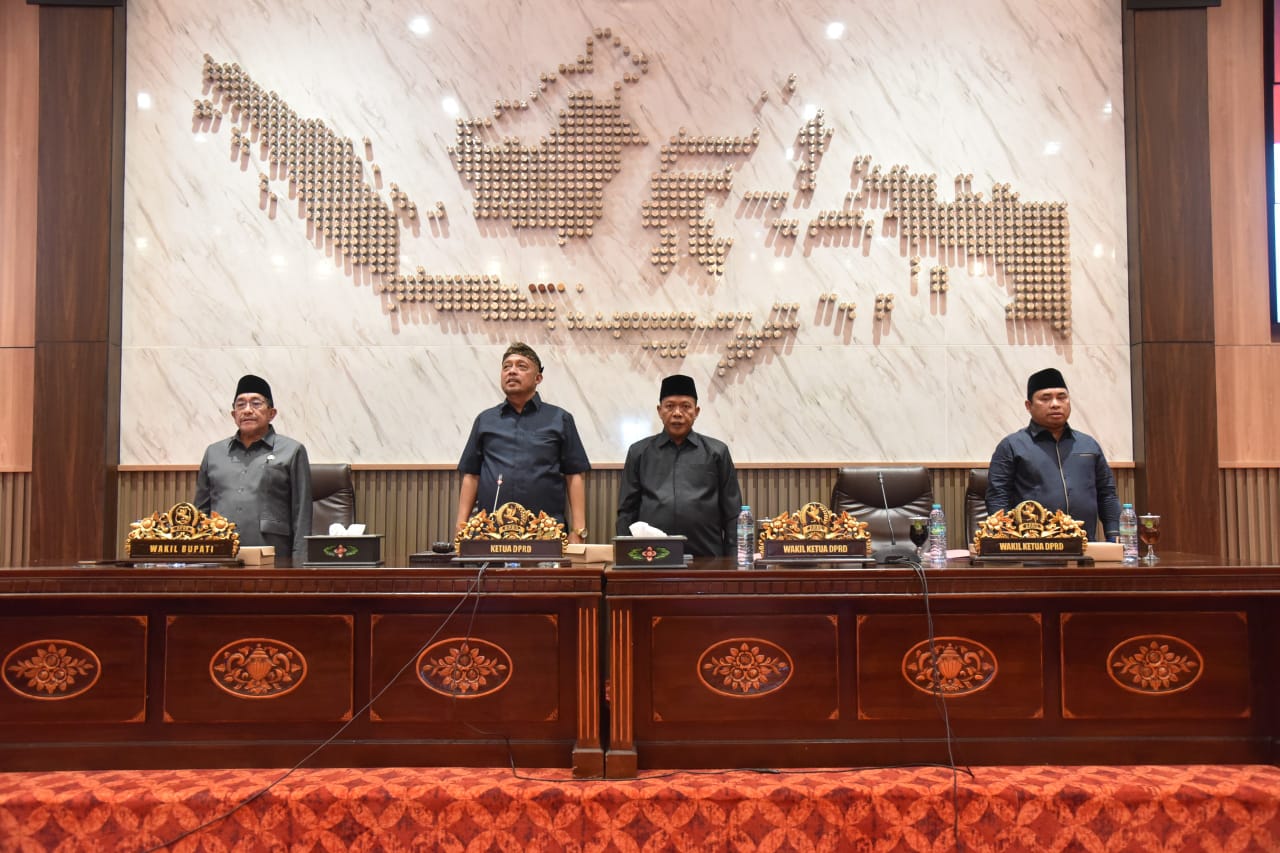 KOMPAK: Wabup Imam Hasyim, Ketua dan wakil ketua DPRD Sumenep, mengikuti rapat paripurna laporan reses I 2025 di ruang paripurna DPRD, Selasa (18/11).