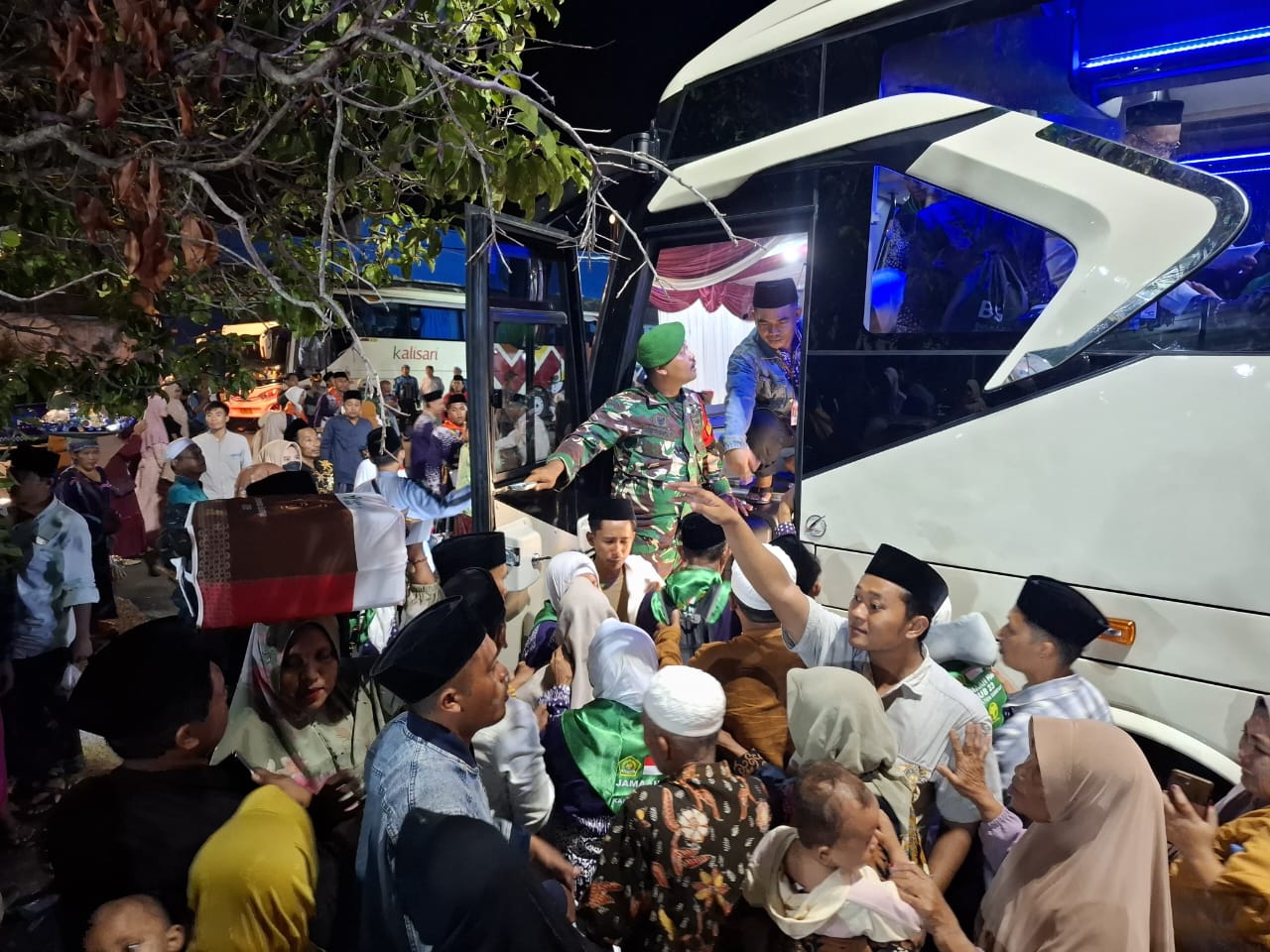TUNAIKAN RUKUN IMAN: Para jemaah haji asal Kabupaten Sumenep bergantian memasuki bus saat pemberangkatan di GOR A. Yani Sumenep, Rabu (7/5).