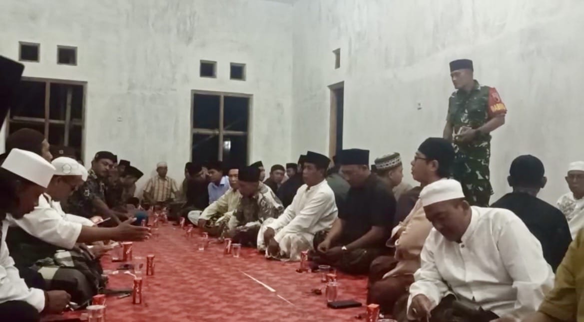 DUDUK BERSAMA: Sejumlah warga Desa Saroka melakukan musyawarah pembangunan KDMP di balai desa setempat pada Selasa (13/11) malam.