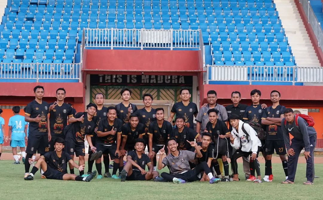 KOMPAK: Pemain Rajawali FC berfoto bersama usai sparing di SGMRP Pamekasan.