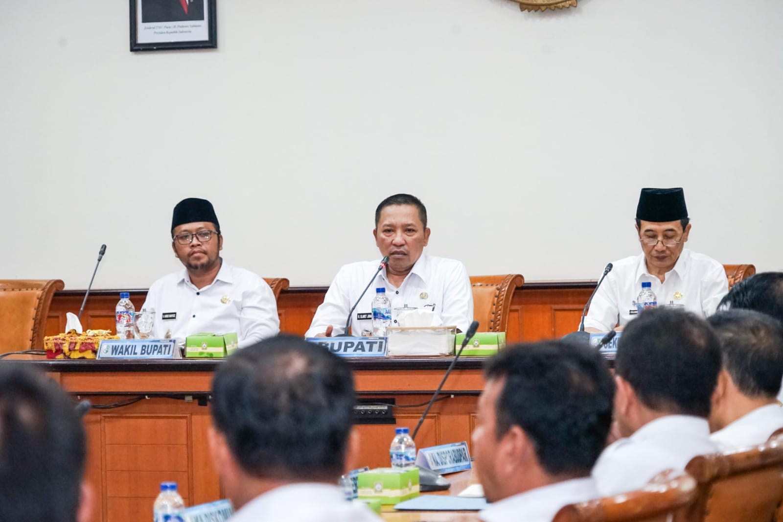 TEGAS: Bupati Sampang Slamet Junaidi (tengah) didampingi Wabup Ahmad Mahfudz dan Sekkab Yuliadi Setiyawan memimpin rapat koordinasi dengan pimpinan OPD di aula pemkab, Rabu (19/12).