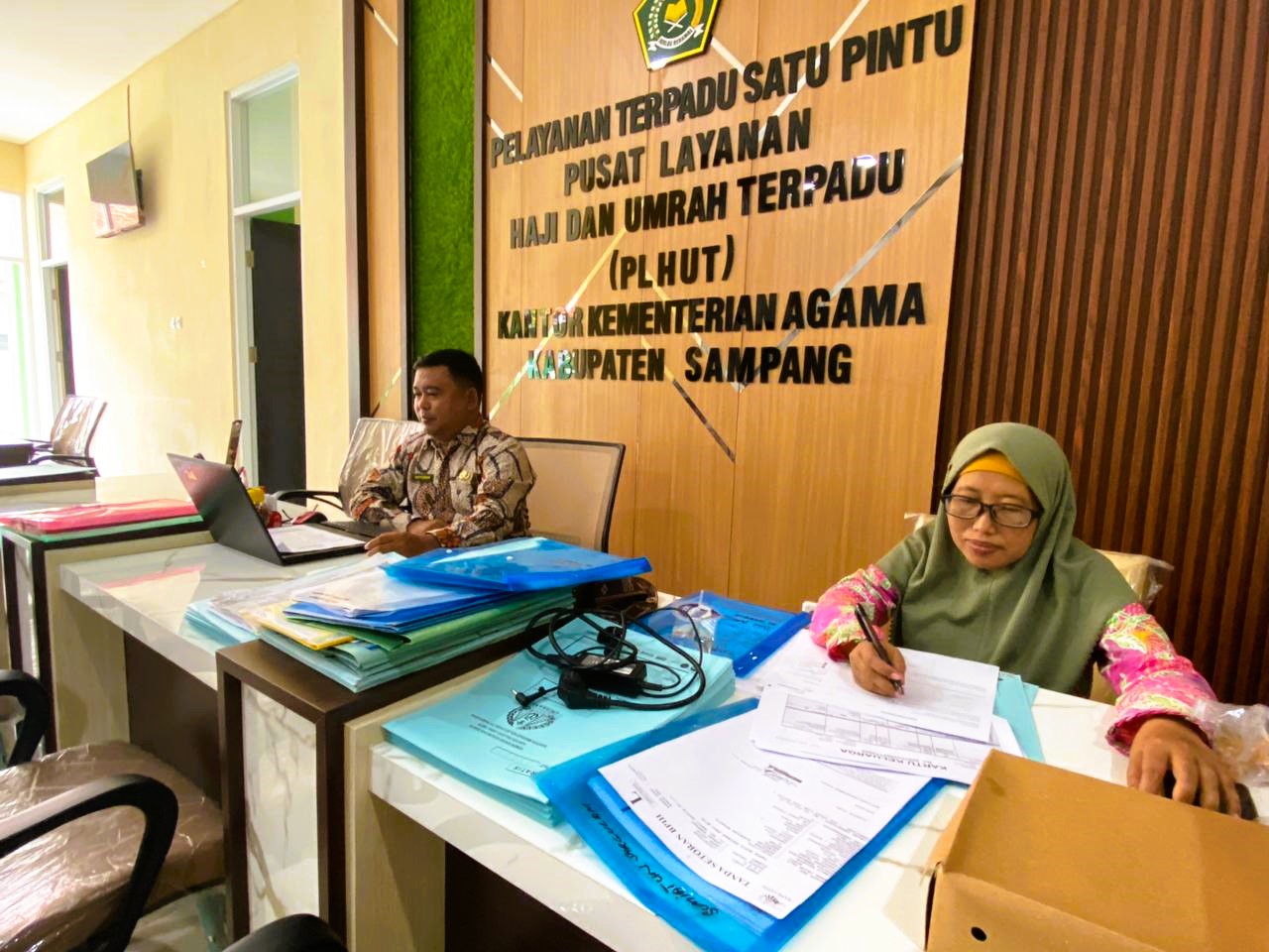 ADMINISTRASI: Petugas saat memvalidasi data CJH di kantor Kemenag Sampang, Kamis (13/11).
