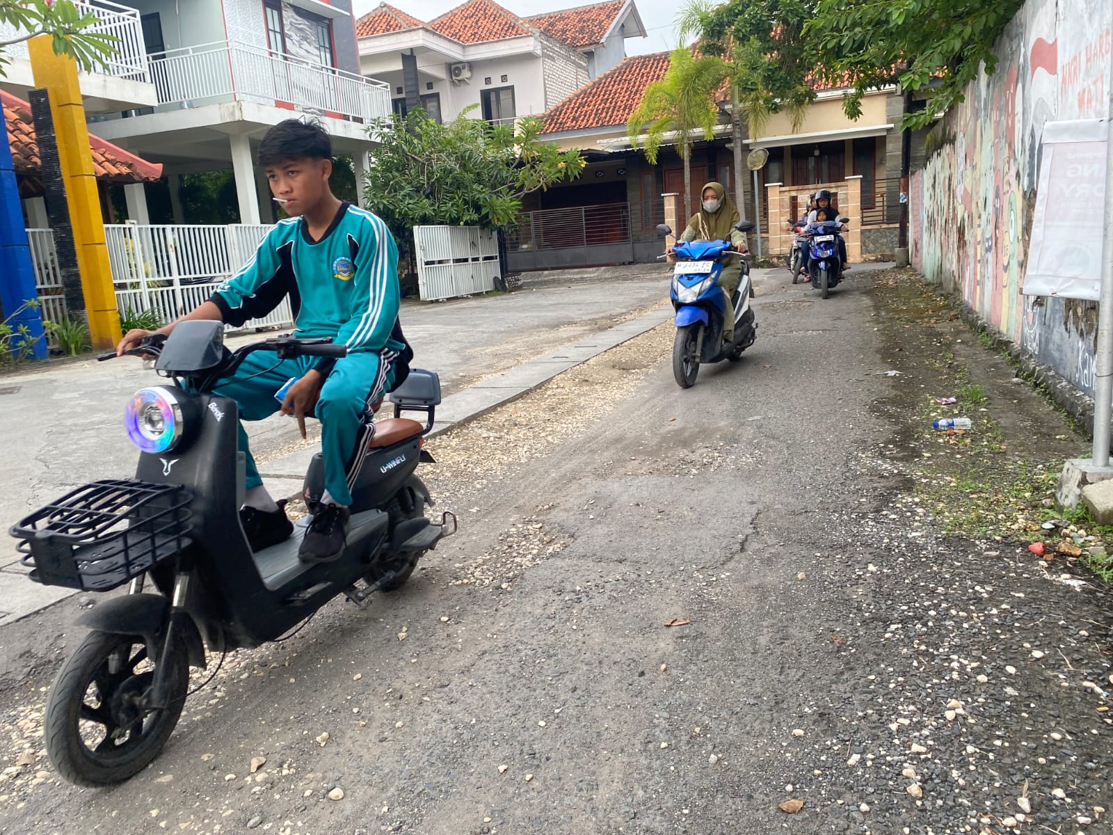 FASUM: Pengendara sepeda motor melintas di Perumahan Selong Permai, Kecamatan Kota Sampang, Rabu (19/11).