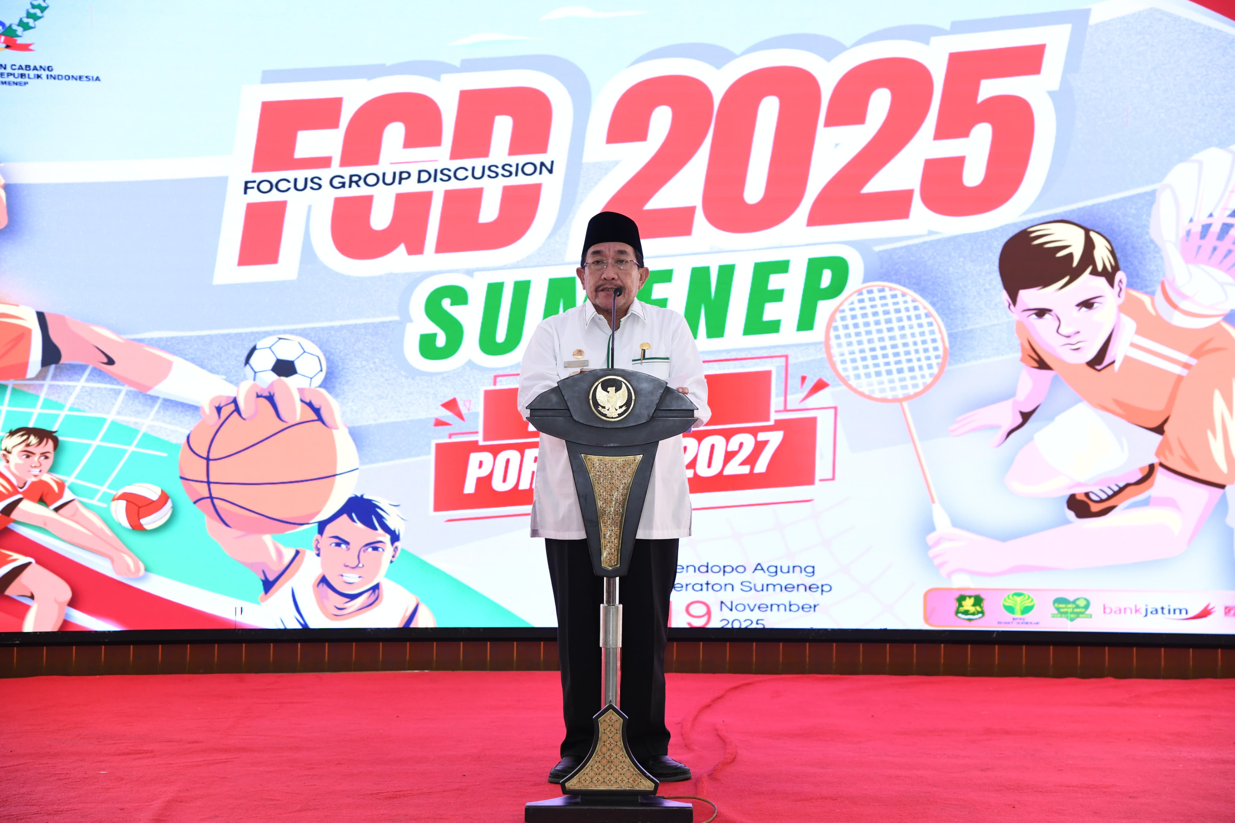 BERWIBAWA: Wakil Bupati Sumenep Kiai Imam Hasyim menyampaikan sambutan dalam acara FGD menuju Porprov 2027 di Pendopo Keraton, Rabu (19/11).