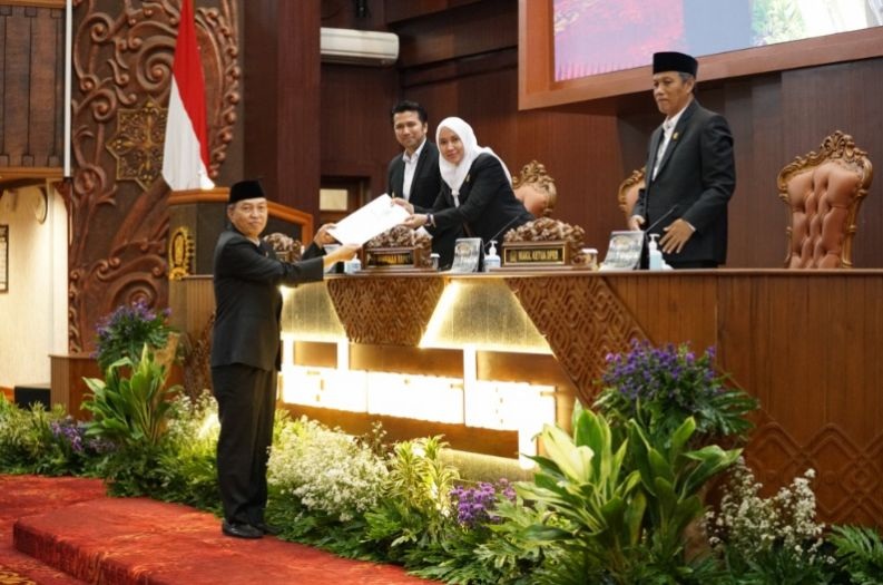 BERSAHAJA: Juru bicara Bapemperda Martin Hamonangan menyerahkan pandangan umumnya ke pimpinan DPRD Jatim.