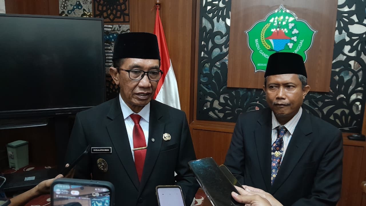 TEGAS: Bupati Pamekasan KH Kholilurrahman saat wawancara dengan wartawan di Peringgitan Dalam Pendopo Ronggosukowati, Selasa (18/11).