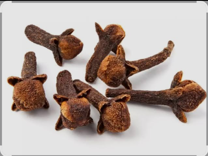 Kandungan eugenol dalam cengkeh memiliki sifat antiinflamasi dan antimikroba.