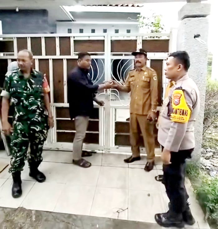 DISEGEL: Kades Nyalabu Laok,&nbsp;Kecamatan Pamekasan, Moch. Fachrurrozi bersama pengelola kos menyegel kos-kosan, Rabu (19/11). (TANGKAPAN LAYAR)
