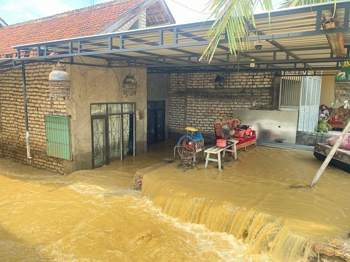 MELUAP: Warga duduk memperhatikan rumahnya yang tergenang banjir di Desa/Kecamatan Jrengik, Sampang, Rabu (19/11). (AYU LATIFAH/JPRM)