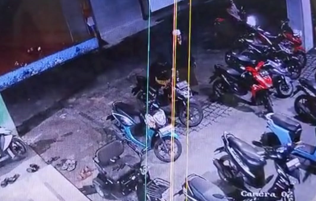 NEKAT: Tiga pelaku curanmor saat melakukan aksi pencurian sepeda motor di Masjid Darussalam, Perumnas, Kamal, Selasa (11/11).