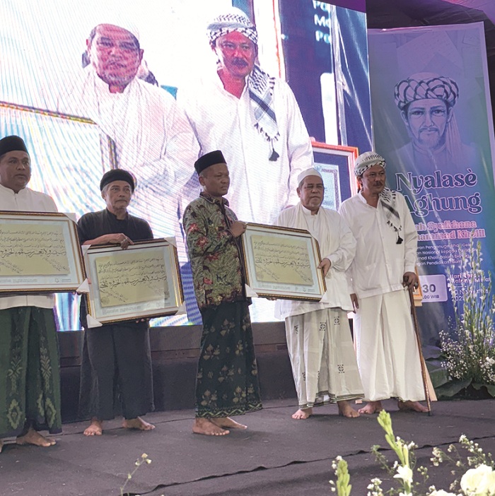BERPERAN PENTING: Zuriah Syaikhona Muhammad Kholil Bangkalan memberikan penghargaan kepada Rektor UTM Prof Safi, Kamis (20/11). (UTM UNTUK JPRM)
