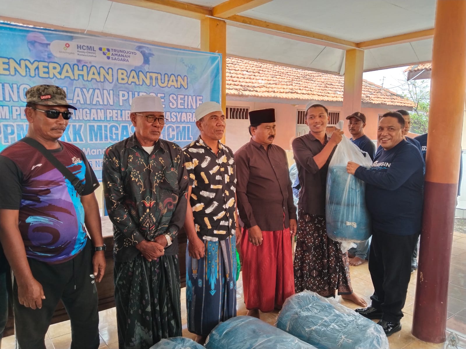 SIMBOLIS: Camat Sampang Aminullah menyerahkan bantuan jaring dari PPM SKK Migas - HCML di Balai Desa Pulau Mandangin, Sampang pada Kamis (6/11).