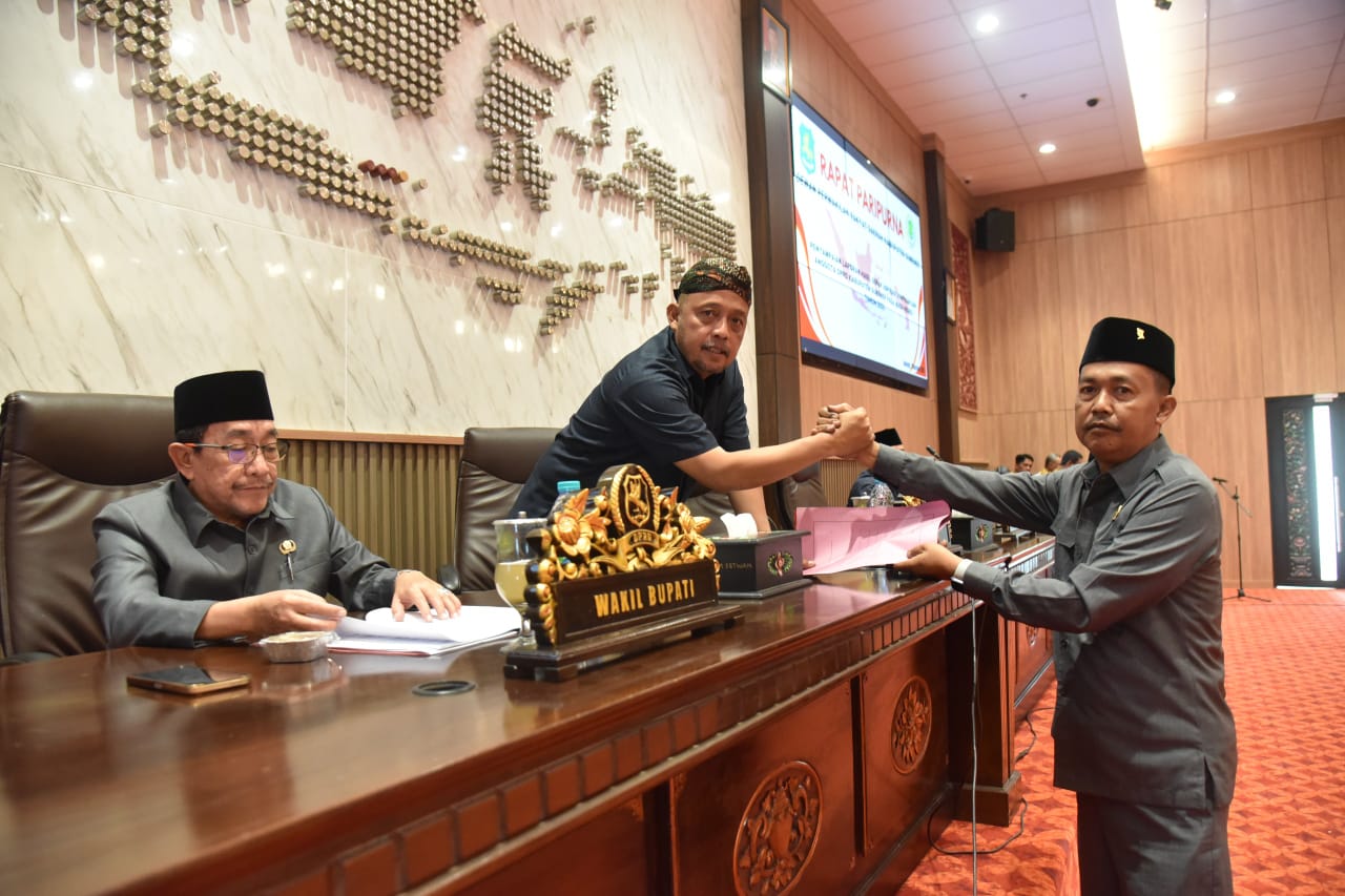 FOKUS: Wabup Imam Hasyim saat menghadiri rapat paripurna penyampaian hasil reses I di kantor DPRD Sumenep, Selasa (18/11).