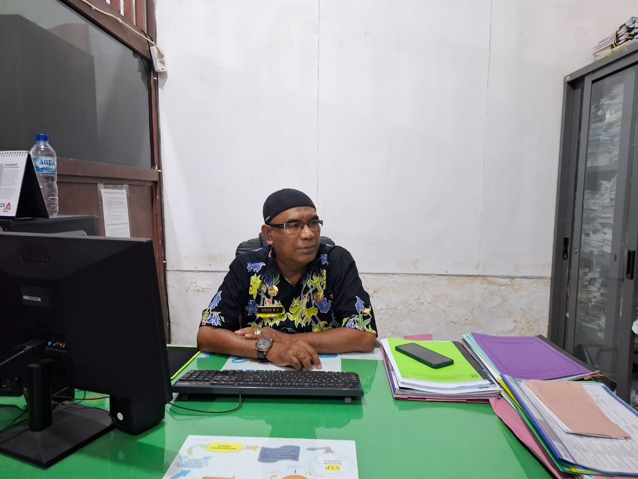 MENJELASKAN: Kabid Pemberdayaan Sosial Dinsos P3A Sumenep Agus Boedianto saat dimintai keterangan di ruang kerjanya, Kamis (20/11).