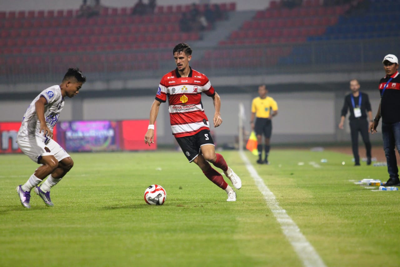 PERCAYA DIRI: Gelandang Madura United Karim Palic menggiring bola saat melawan Persijap Jepara di Stadion Gelora Madura Ratu Pamelingan Pamekasan, Minggu (9/11).