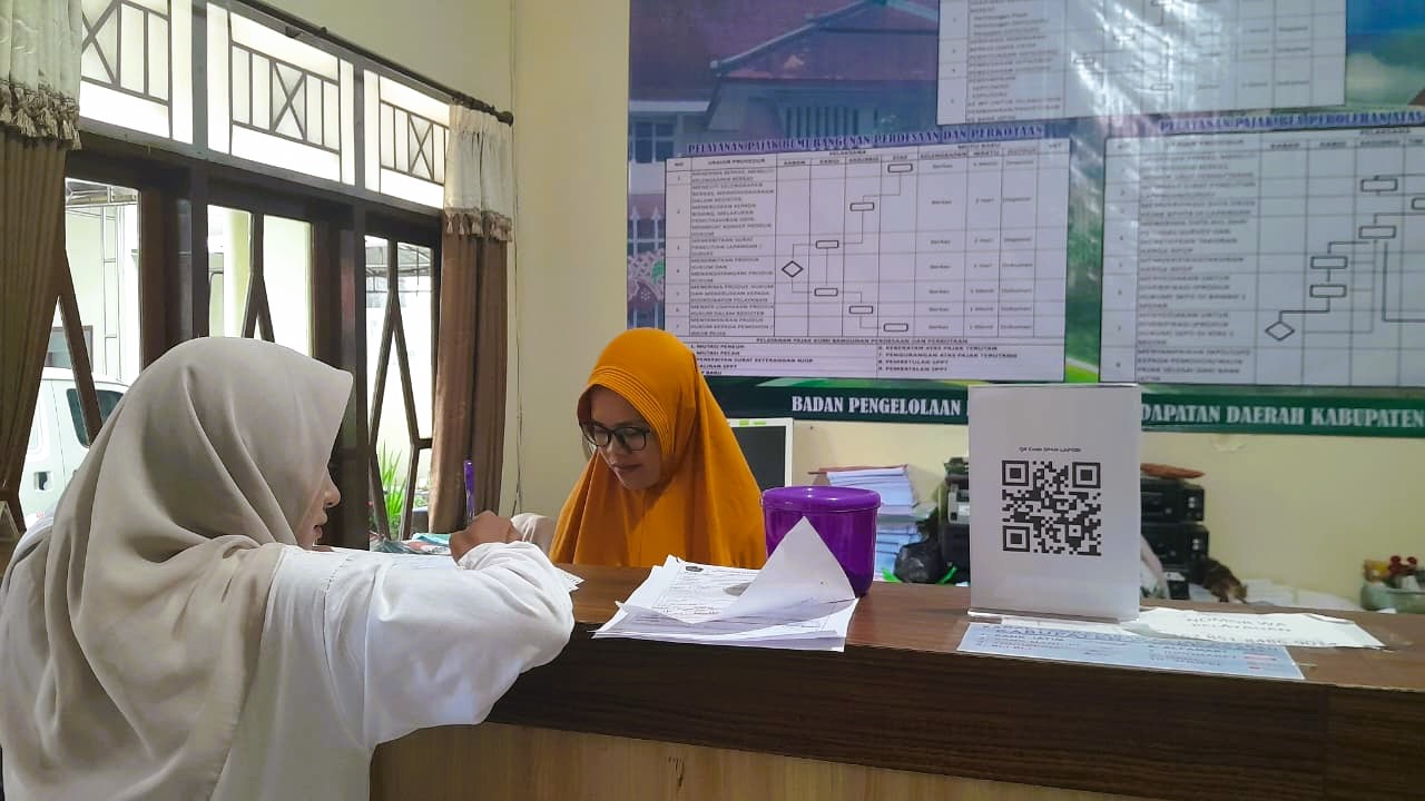 RAMAH: Petugas melayani wajib pajak di kantor BPKPD Pamekasan, Kamis (20/11).