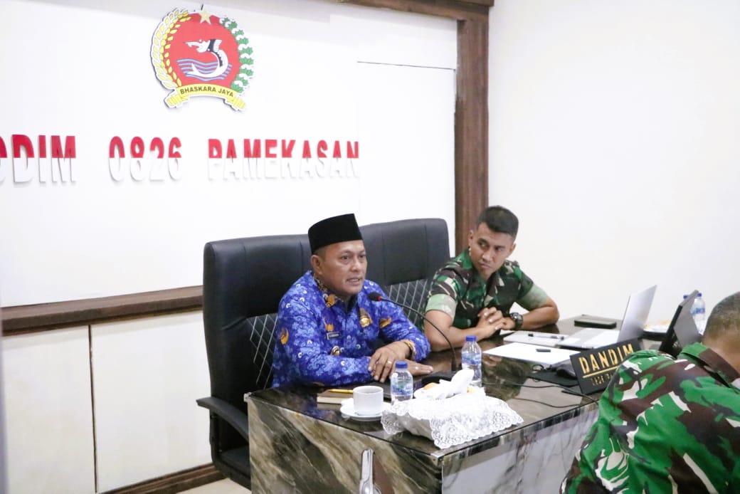 TEGAS: Wabup Pamekasan Sukriyanto saat memimpin rakor bersama di Markas Kodim 0826/Pamekasan, Senin (17/11).