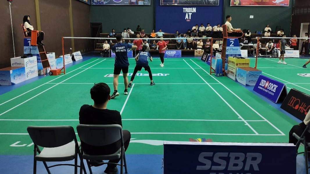 BERJUANG MATI-MATIAN: Atlet asal Bangkalan (seragam merah) saat bertanding melawan pasangan badminton kategori ganda campuran Rabu (19/11).