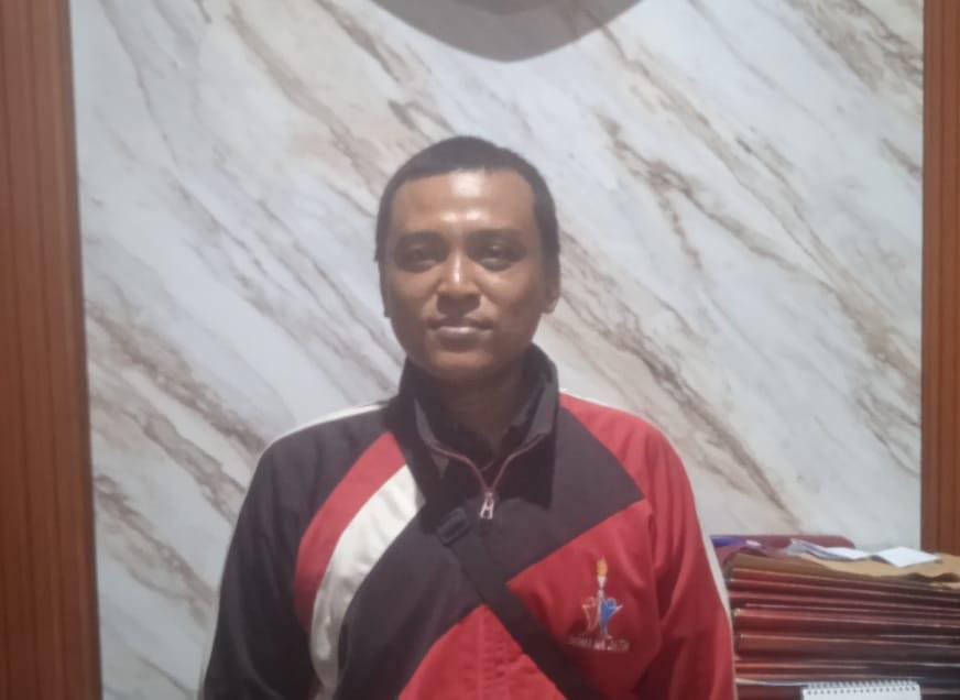 TANYA KEJELASAN: Ibnu Abdillah, anak pelapor kasus dugaan penipuan oknum ASN mendatangi Mapolres Bangkalan, Selasa (4/11).