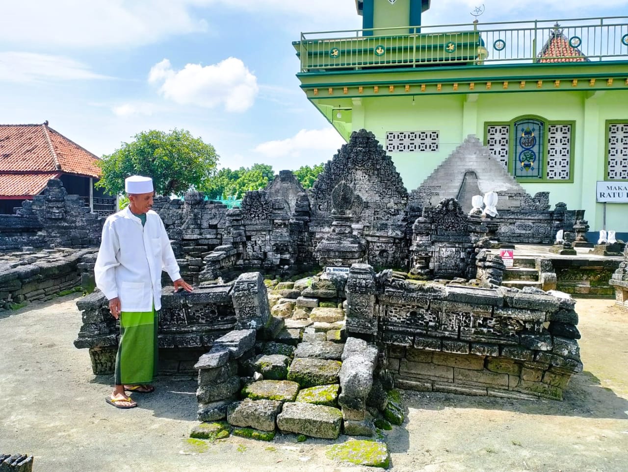 PENINGGALAN: Warga saat berada di sekitar Makam Rato Ebuh Sampang, Minggu (23/3).