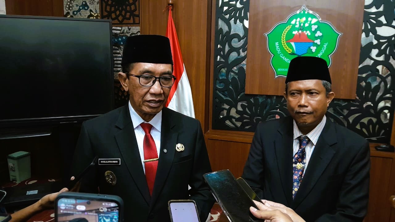 FOKUS: Bupati Pamekasan Kholilurrahman didampingi Plh Sekkab Pamekasan Taufikurrachman wawancara dengan media di Peringgitan Dalam Pendopo Ronggosukowati, Selasa (18/11).
