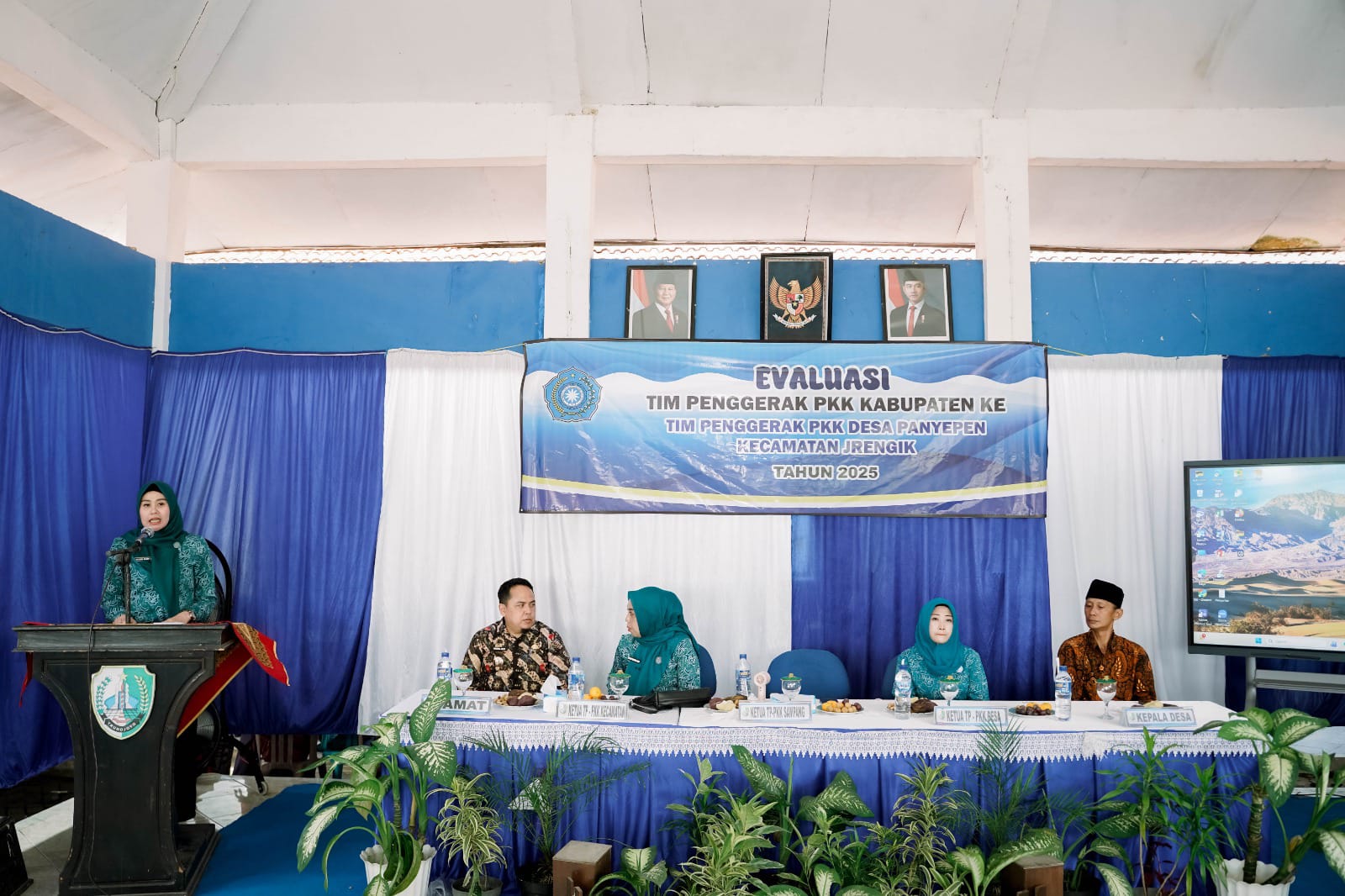 EVALUASI: Ketua TP PKK Kabupaten Sampang Selviana Slamet Junaidi menyampaikan sambutan saat evaluasi program PKK di Desa Panyepen, Kecamatan Jrengik, Kamis (20/11).