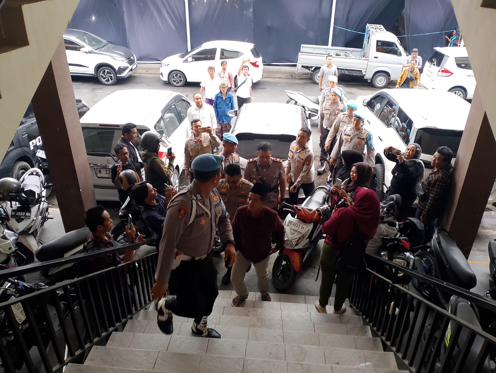 MENYERAHKAN DIRI: Tersangka Mad Jari dikawal ketat saat digiring menuju Satreskrim Polres Sampang, Rabu (29/10).