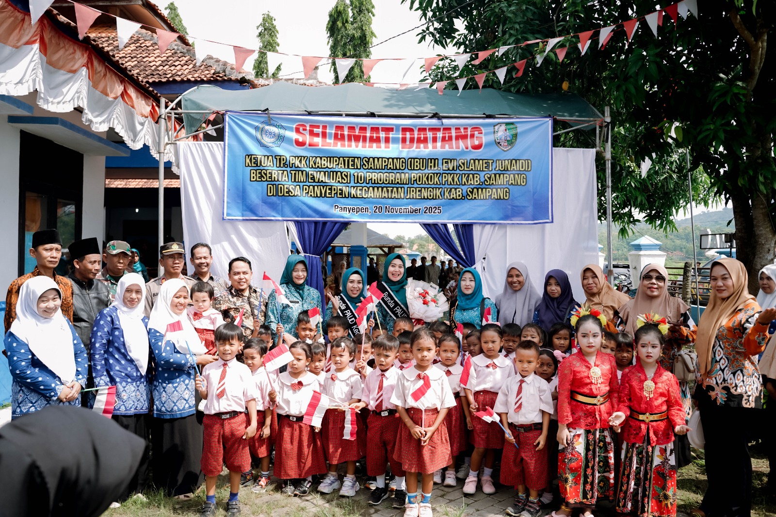 ANTUSIAS: Siswa menyambut Ketua TP PKK Sampang Selviana Slamet Riyadi saat evaluasi program TP PKK Kecamatan Jrengik, Kamis (20/11).