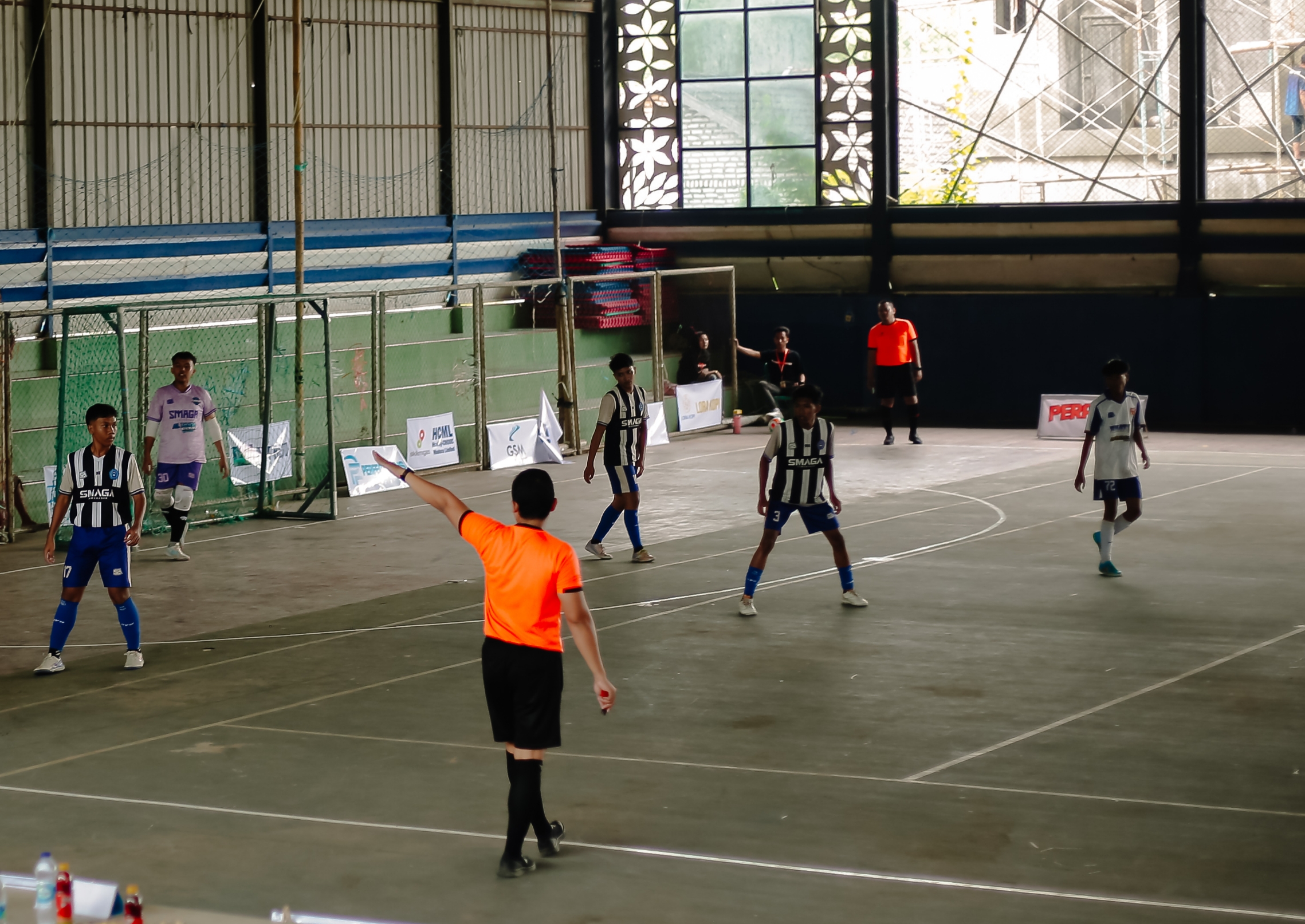 DIKAWAL: Wasit mengawal pertandingan lomba futsal se-Madura tingkat MA, SMA, SMK yang digelar di Goor Indor, Sampang, Kamis (20/11).