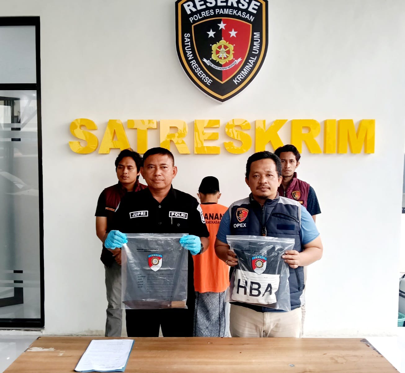 BARANG BUKTI: Kasihumas Polres Pamekasan AKP Jupriadi bersama penyidik menunjukkan BB dalam kasus penganiayaan, Kamis (20/11). (POLRES PAMEKASAN UNTUK JPRM)