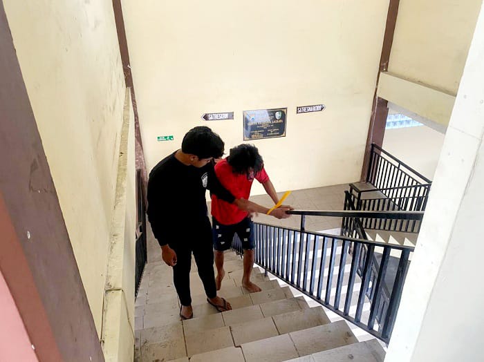 TAK BERKUTIK: Tersangka AY saat digiring anggota Polres Sampang untuk menjalani penyidikan lebih lanjut di ruang satreskrim, Kamis (20/11). (HUMAS POLRES UNTUK JPRM)