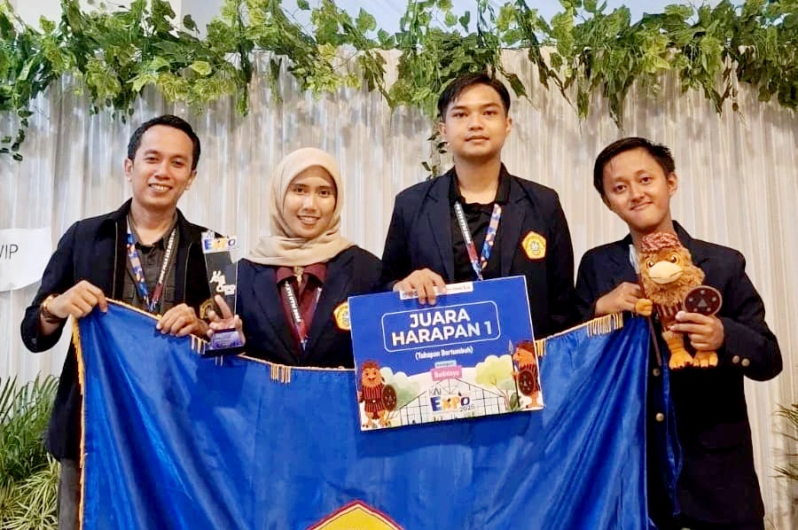 PRESTASI NASIONAL: Mahasiswa UTM menunjukkan piala dan sertifikat seusai ditetapkan sebagai Juara Harapan 1 dalam kompetisi KMI Expo XVI 2025 P2MW di Universitas Tidar pada 19-21 November.