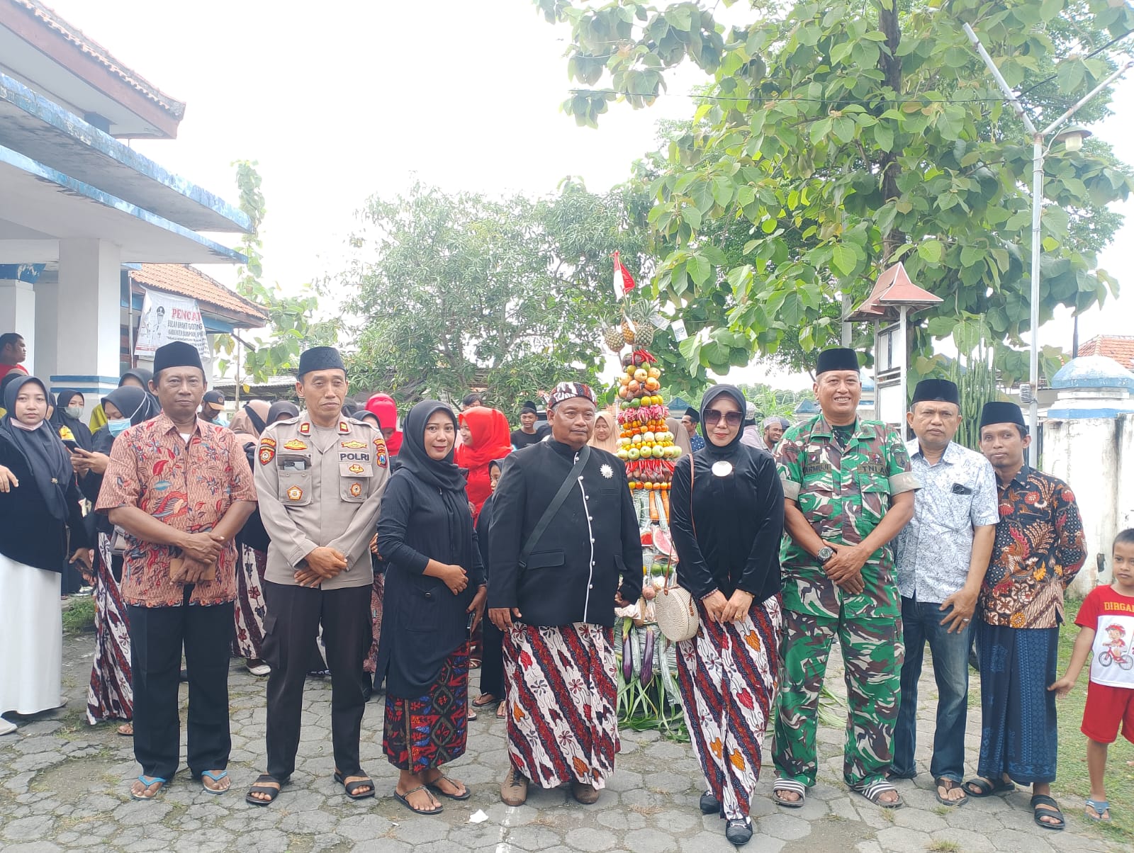 ABDI NEGARA: Kepala Desa Pangarengan Mohammad Aksan berfoto bersama forkopimcam sebelum pelaksanaan pawai kirab budaya halaman balai desanya Jumat (21/11).
