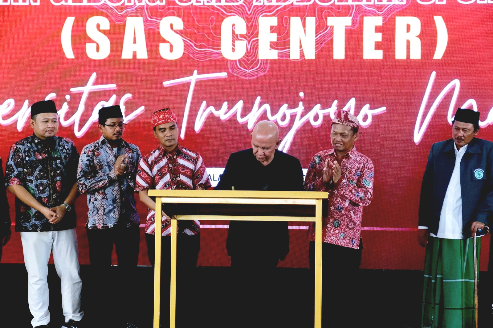 RESMI: Ketua Banggar DPR RI MH Said Abdullah menandatangani peresmian SAS Center. (VIVIN AGUSTIN HARTONO/JPRM)