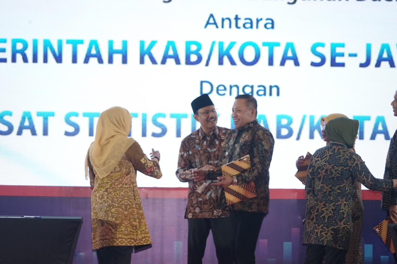 TOKOH: Bupati Sampang Slamet Junaidi bersalaman dengan Mensos RI Saifullah Yusuf usai penandatanganan nota kesepakatan dengan BPS di Hotel Grand Mercure, Malang, Kamis (20/11).