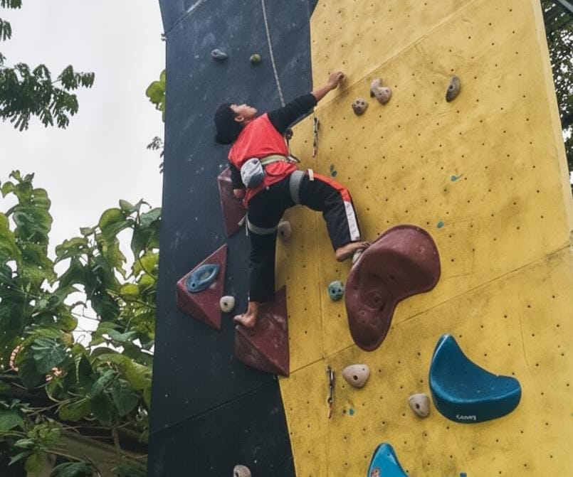 BERBAKAT: Seorang atlet sedang latihan memanjat tebing di lokasi Panjat Tebing Unira, Minggu (26/10).