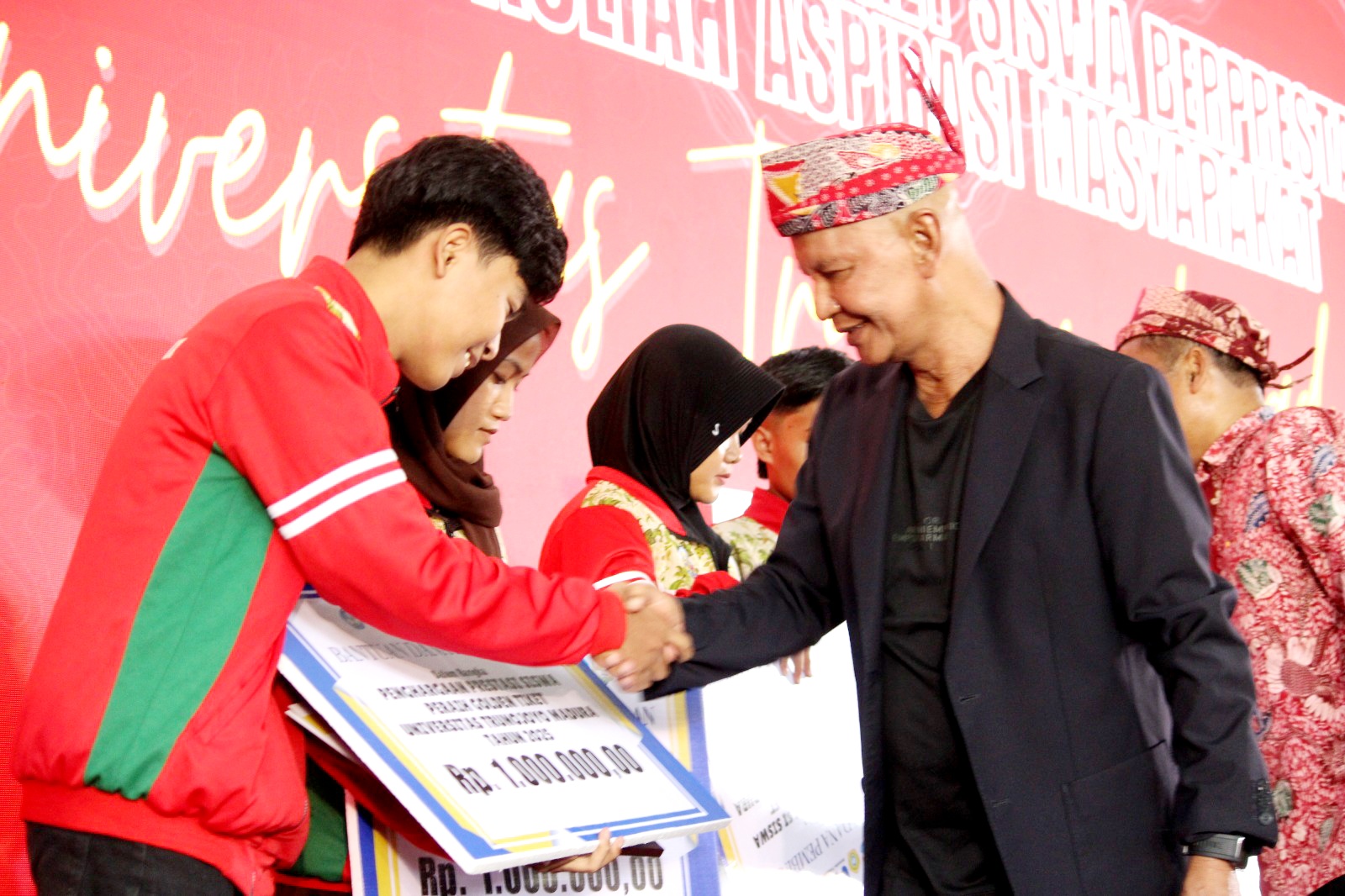 PEDULI: Ketua Banggar DPR RI Said Abdullah memberikan penghargaan kepada atlet berprestasi di Universitas Trunojoyo Madura (UTM) Sabtu (22/11). (VIVIN AGUSTIN HARTONO/JPRM)