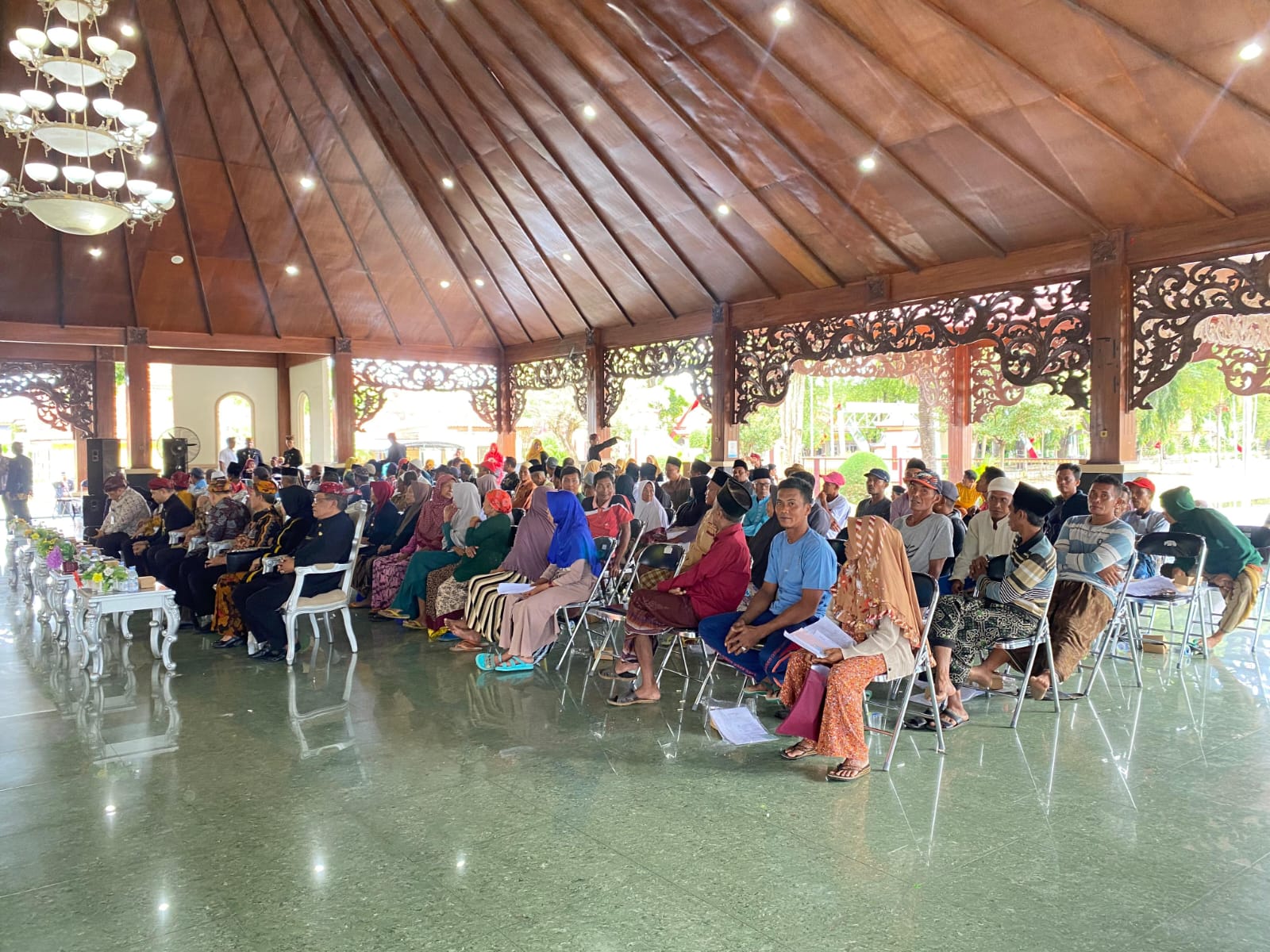 SEMRINGAH: Para buruh tani bersiap menerima BLT DBHCHT di Mandhapa Agung Ronggosukowati, Senin (3/11).