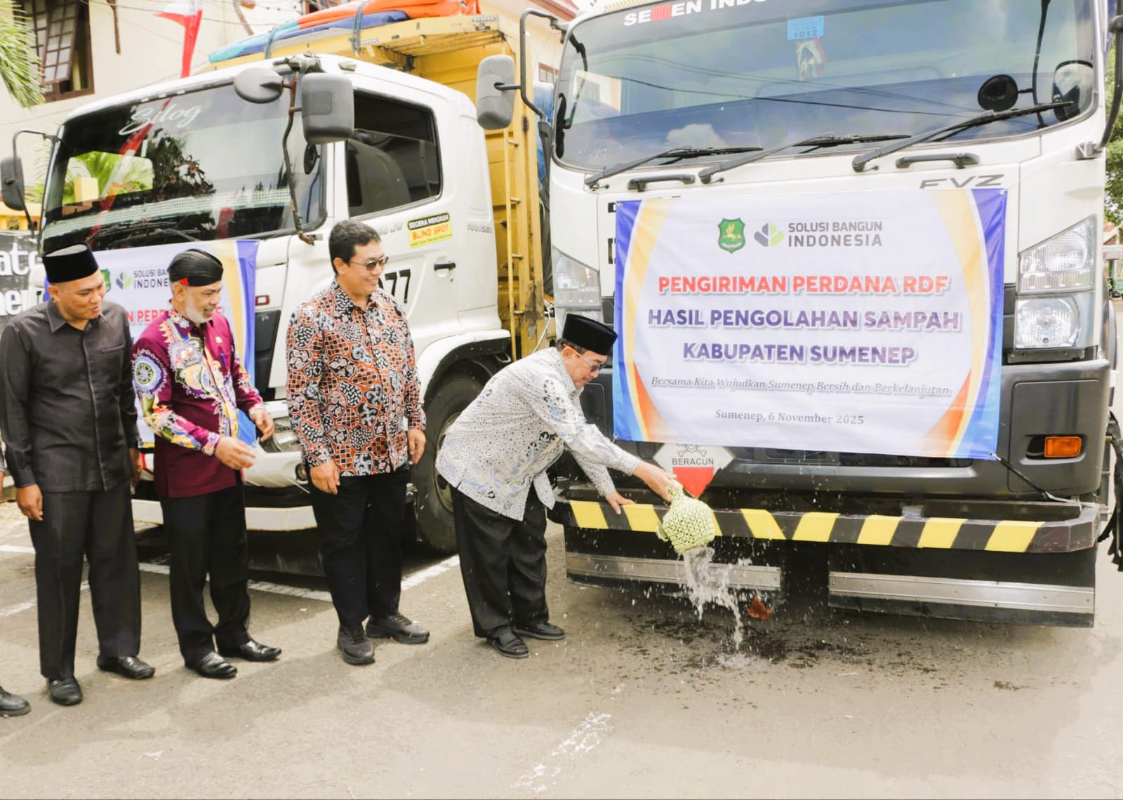 FOKUS: Wakil Bupati Sumenep Imam Hasyim melepas pengiriman RDF pertama di depan Pendopo Agung Keraton Sumenep, Kamis (6/11).