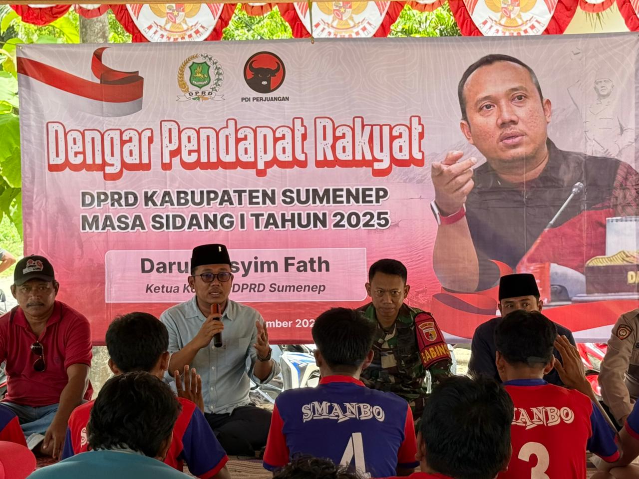MERAKYAT: Anggota DPRD Sumenep Darul Hasyim Fath saat serap aspirasi bersama warga di Kecamatan Masalembu, Sumenep.