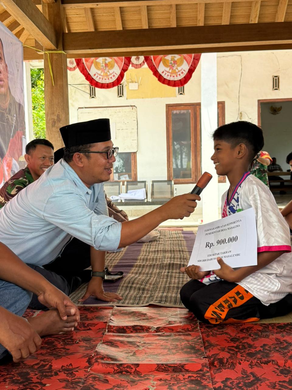 PEDULI: Anggota DPRD Sumenep Darul Hasyim Fath menanyakan langsung aspirasi pemuda Kecamatan Masalembu, Sumenep.
