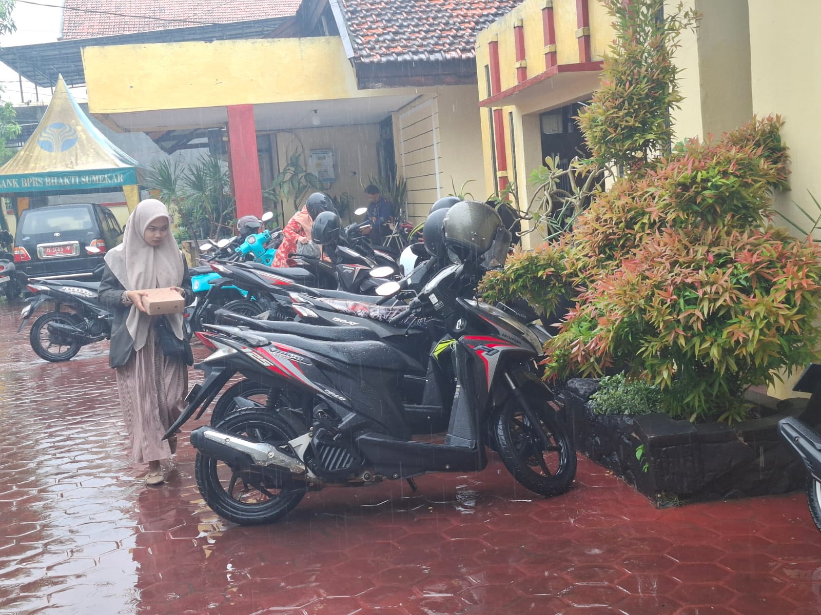 MEGAH: Warga berada di kantor dinsos P3A di Kelurahan Pajagalan, Kecamatan Kota Sumenep, Kamis (21/11).